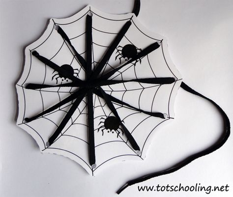 Tot Schooling, Kindergarten Halloween, Halloween Kindergarten, Thema Halloween, Spider Crafts, Lacing Cards, Halloween Printables Free, Fall Kindergarten, String Crafts