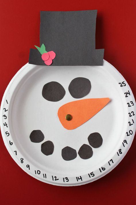 Are your kids constantly asking you how many more days until Christmas? Make this fun Christmas craft so your kids will always know how many days until Santa arrives. This Snowman Countdown Calendar is perfect for little hands to help make. Mom, how many more days until Christmas? Um, Halloween was yesterday. I have no �… Christmas Countdown Crafts, Countdown Christmas, Kids Christmas Crafts, December Crafts, Preschool Christmas Crafts, Christmas Countdown Calendar, Christmas Crafts For Kids To Make, Christmas Arts And Crafts, Fun Christmas Crafts