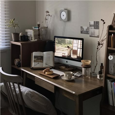 Brown Desk, Pc Table, Aesthetic Brown, Desk Inspo, Pinterest Room Decor, Study Room Decor, Room Redesign, Cozy Room Decor, Study Inspo