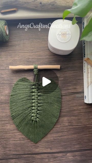 Leave Macrame, Yarn Leaf Diy, Macrame Palm Leaf, How To Make Yarn Leaves, Macrame Making, How To Stiffen Macrame Feathers, How To Make Macrame Leafs, Macrame Feather Diy Tutorial, Diy Macrame Leaves Tutorial