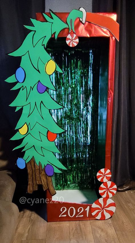 Cardboard Christmas photobooth for parties. Decor Photobooth, Christmas Classroom Door, Grinch Christmas Party, Whoville Christmas, Door Decorating Contest, Grinch Christmas Decorations, Christmas Photo Booth, Kids Christmas Party, Tanah Liat