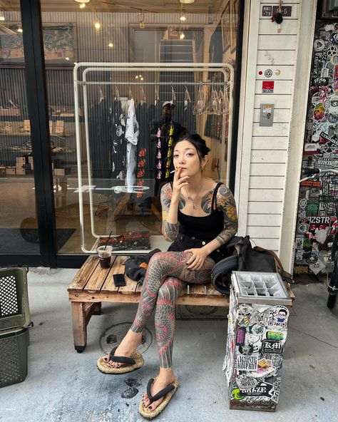 Tatted Mom Aesthetic, Classy Tattooed Women, Asian Girl Tattoo, Asian Tattoos For Women, Tattoo Artist Outfit, Tomboy Tattoo, Alternative Women, Tattoo Boy, Japanese Tattoo Women