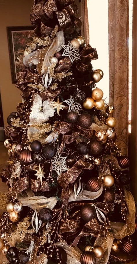 Tree decorated with brown ornaments Best Christmas Tree Decorations, Copper Christmas, Christmas Tree Decorating Themes, Elegant Christmas Trees, Christmas Tree Inspiration, Black Christmas Trees, Cool Christmas Trees, Beautiful Christmas Trees, Gold Christmas Tree