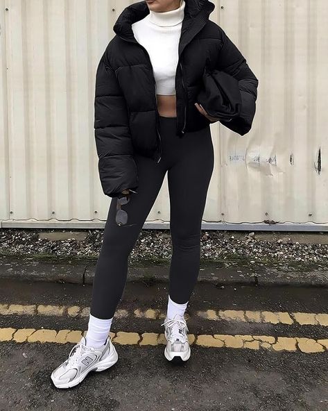 Winter Outfits Cropped Puffer, Short Puffer Jacket Outfit Winter Style, Kathmandu Puffer Jacket Outfit, Pump Jacket Outfit, Puffy Jacket Outfit Winter, Black Cropped Puffer Jacket Outfit, Crop Coat Outfit, Cropped Coat Outfit, Black Cropped Jacket Outfit