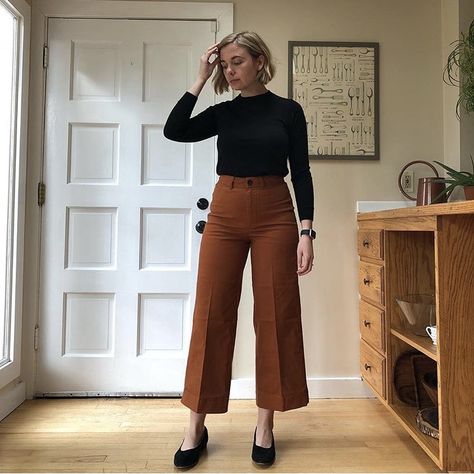 Terracotta Pants Outfits, Light Brown Outfit, Terracotta Pants, Outfit Pantalon, Leg Pants Outfit, Wide Leg Cropped Pants, Simple Trendy Outfits, Work Wardrobe, Look At You