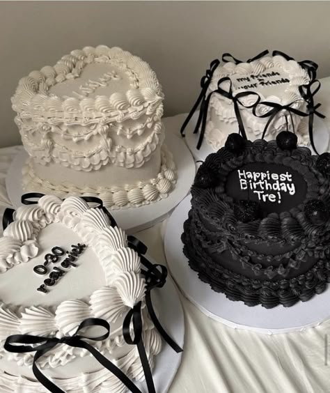 17th Birthday Cakes, Black And White Birthday Cake, Black Cake Aesthetic, Diy Birthday Gifts For Him, Vintage Birthday Cakes, Sweet Sixteen Birthday Party Ideas, 21st Bday Ideas, Birthday Ideas For Her, Mini Cakes Birthday