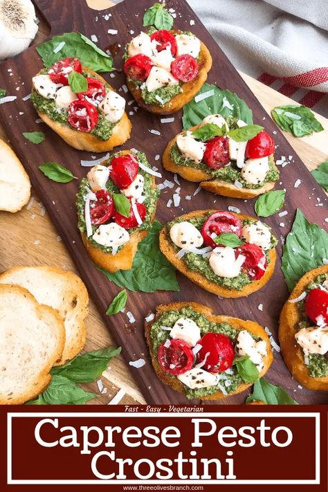 Pesto Crostini Appetizers, Pesto Crostini, Crostini Bread, Party Finger Food, Crostini Recipe, Crostini Appetizers, Caprese Recipes, Basil Pesto Recipes, Crostini Recipes