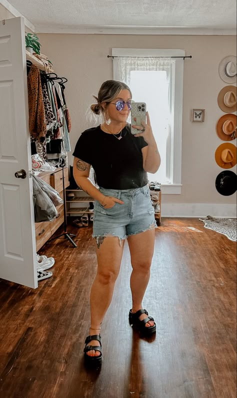 Mid Size Fashion Summer Boho, House Wife Outfits Casual, Casual Mom Outfits Summer Midsize, Casual Summer Bbq Outfit, Summer Mom Outfits Midsize, Mom Bod Outfits Summer, Midsize Boyfriend Jeans Outfit, Simple Date Night Outfit Summer, Curvy Mom Summer Outfits