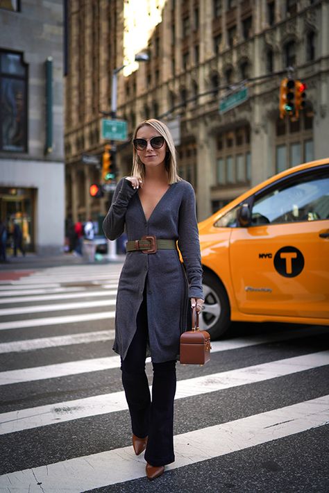 Gray Cardigan Outfit Fall, Belted Cardigan Outfit, Ways To Style A Sweater, How To Style A Cardigan, Outfits With Grey Cardigan, Nyc Street Style Fall, Miami Street Style, Sweater Styling, Fall New York