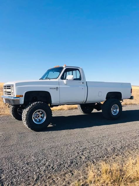 Old Chevy Square Body Trucks, K10 Chevy, 80s Chevy Truck, Jacked Up Chevy, Chevy Trucks Older, Country Trucks, Trucks Lifted Diesel, Vintage Pickup Trucks, White Truck