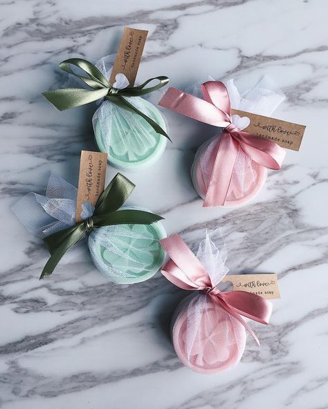 Handmade soap favours wrapped in tutu and tied with satin ribbon. 💚 perfect for bridal shower, wedding or baby shower. DM us to order ✨ #doorgift #doorgiftmurah #doorgiftmalaysia #doorgiftbajet #doorgiftbajet #weddingfavour #weddingfavours #weddingfavor #weddingfavors #handmadesoap #weddinginspo #bridalshower #babyshower #partydoorgift #partyfavors Selamat Hari Valentine, Handmade Soap Packaging, Event Planning Guide, Wedding Favour Ideas, Săpunuri Handmade, Baby Shower Souvenirs, Soap Wedding Favors, Inexpensive Wedding Favors, Favour Ideas