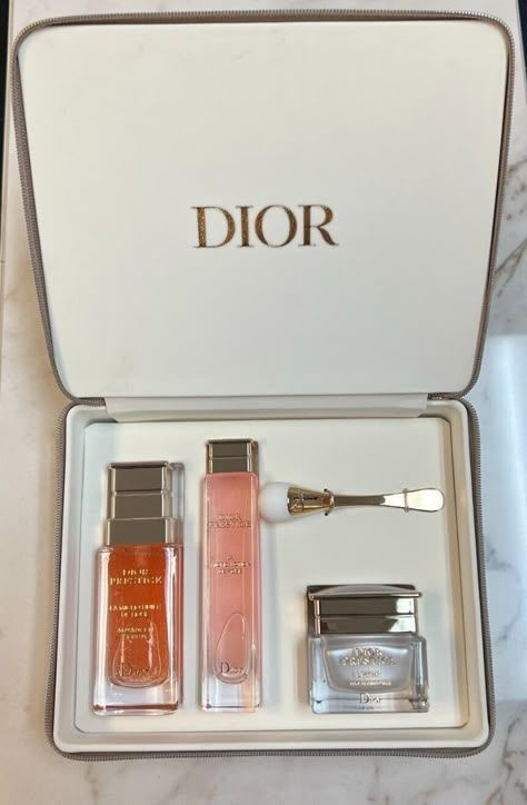 Dior Skincare Set, Make Up Set Aesthetic, Dior Prestige Skincare, Dior Makeup Set, Dior Skincare Products, Dior Lotion, Dior Skin Care, Dior Gift Set, Winter Study