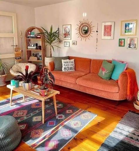 Granola Apartment, Apartment Decor Inspiration Cozy, Maximalist Decor Small Spaces, Retro Modern Living Room, Colourful Living Room, Crafts Home, Apartment Decor Inspiration, Aesthetic Home, Decor Aesthetic