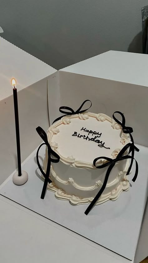 17 Doğum Günü, Tårta Design, 17 Birthday Cake, 17th Birthday Ideas, Vintage Birthday Cakes, 21st Bday Ideas, Sweet 16 Birthday Cake, Bow Cakes, 21st Birthday Cakes