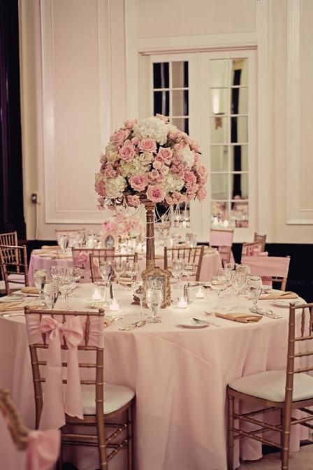 Blush Sage And Gold Wedding Centerpieces, Pink And White Wedding Table Decor, Pink Flower Arrangements Wedding, Pink And White Decorations Party, Quince Flower Centerpieces, Pink And White Quince, Pink Centerpieces Quinceanera, White Gold And Pink Wedding, Quince Table Decorations