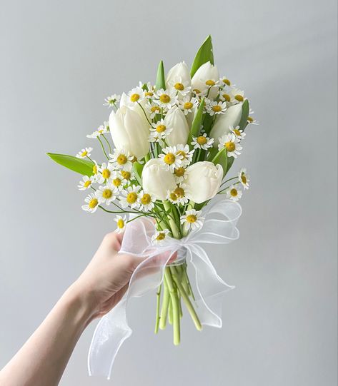 bouquet with white tulips and daisies, tied together with a tulle ribbon Flower Hand Bouquet, Tulip Bouquet Wedding, Daisy Bridal Bouquet, Tulips And Daisies, Tulip Bridal Bouquet, Daisy Bouquet Wedding, White Tulip Bouquet, Small Wedding Bouquets, Wedding Flowers Tulips