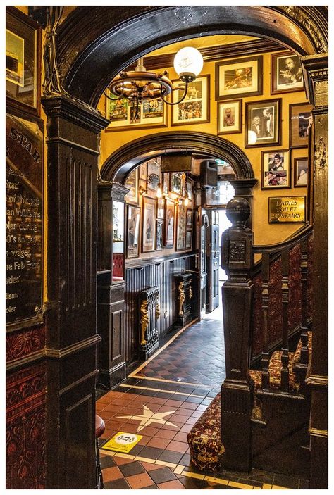 The White Star pub in Liverpool.The White Star is famous as the Beatles used to come here in the early 1960s. Old English Pub Interior, British Pub Interior, English Pub Interior, Old English Interior Design, Tavern Kitchen, Pub Interior Ideas, London England Photography, Irish Pub Decor, English Interior Design