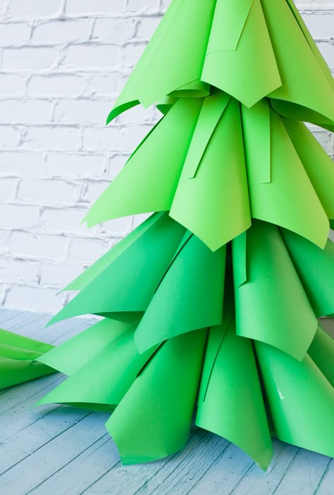 christmas paper cone tree-but would make white Christmas Tree Crafts Diy, Christmas Tree Paper Craft, Diy Christmas Paper, Diy Paper Christmas Tree, Origami Christmas Tree, Wall Christmas Tree, 3d Christmas Tree, Christmas Crafts For Kids To Make, How To Make Christmas Tree