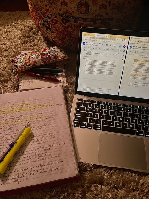 #college #studying #homework School Note Ideas, Night Motivation, College App, Bachelor Apartment, No Social Media, Author Dreams, College Homework, Reading Homework, College Studying