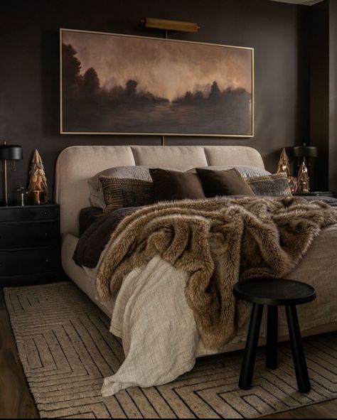 Moody Basement Bedroom, Bedroom Ideas Big Bed, Dark Moody Master Bedrooms Decor, Moody Bedroom Bedding, Modern Cosy Bedroom, Cosy Small Bedroom Ideas, Moody Brown Bedroom, Big Bedroom Decor, Small Dark Living Room Ideas