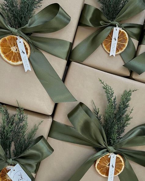 Christmas Bread Packaging Ideas, Green Christmas Present Wrapping, Present Wrapping Christmas, Christmas Present Packaging, Xmas Gift Wrapping Ideas, Aesthetic Gift Wrapping, Christmas Presents Wrapped, Christmas Present Wrapping Ideas, Present Wrapping Ideas