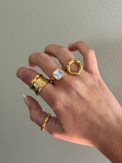 Making a Statement: The Allure of Chunky Jewelry Chunky Statement Ring, Gold Statement Rings, Gold Ring Stack Chunky, Cool Gold Jewelry, Gold Jewelry Chunky, Gold Rings Chunky, Chunky Gold Rings Aesthetic, Chunky Rings Gold, Chunky Ring Stack