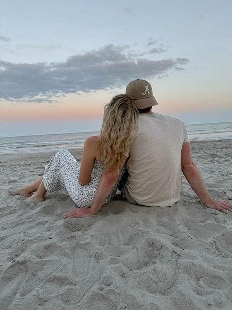 Couple Pic Idea On Beach, Beach Pictures Ideas Couples, Couple Beach Pics Ideas, Beach Couple Poses Romantic, Best Couple Photography Poses Beach, Beach Inspo Couple, Couple Picture On Beach, Couples Pics Beach, Self Timer Beach Pictures With Boyfriend