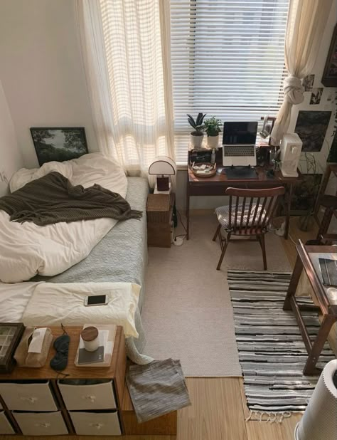 Apartment Room Set Up, Small Bedroom Ideas With Carpet Floor, Postgrad Bedroom, 10 By 10 Bedroom Layout, Bed And Desk Layout Small Room, Minimalist Appartement, Room With Brown Walls, Small College Apartment Bedroom, Room Arrangement Ideas Bedroom