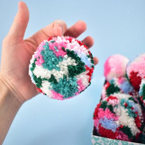 Pom Pom Christmas Decorations, Pom Pom Projects, Pom Pom Ornaments, Easter Tree Diy, Pom Pom Ideas, Pompom Crafts, Pom Pom Christmas, Giant Christmas Ornaments, Diy Tree Decor