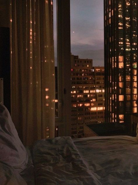 night time in a city looking out your bedroom window Apartamento New York, Furniture Apartment, Style College, Apartment View, Rooms Decor, City At Night, Nyc Aesthetic, Apartment Organization, Nyc Life