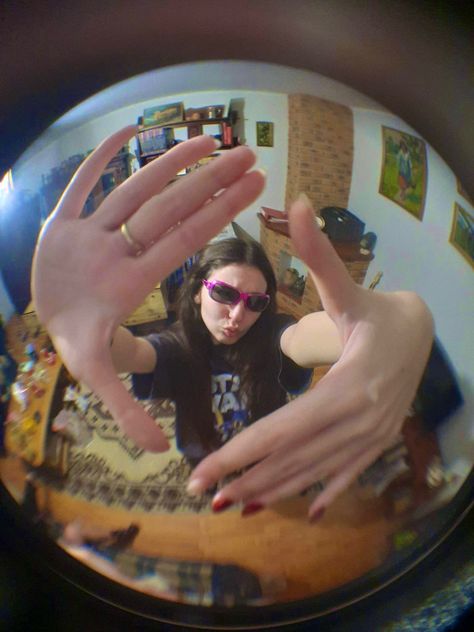 Fisheye Photos, Fisheye Photography, Photos Of Eyes, Photographie Portrait Inspiration, Fish Eye Lens, Fish Eye, Human Reference, Three Friends, Human Poses Reference