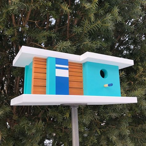 these modernist birdhouses have been shaped after palm springs' mid-century architecture Bird House Designs, Mid Century Modern Architecture, Palm Canyon, Modern Birdhouses, Midcentury Modern Style, Beautiful Birdhouses, Vermont Usa, Modern Birds, Birdhouse Designs