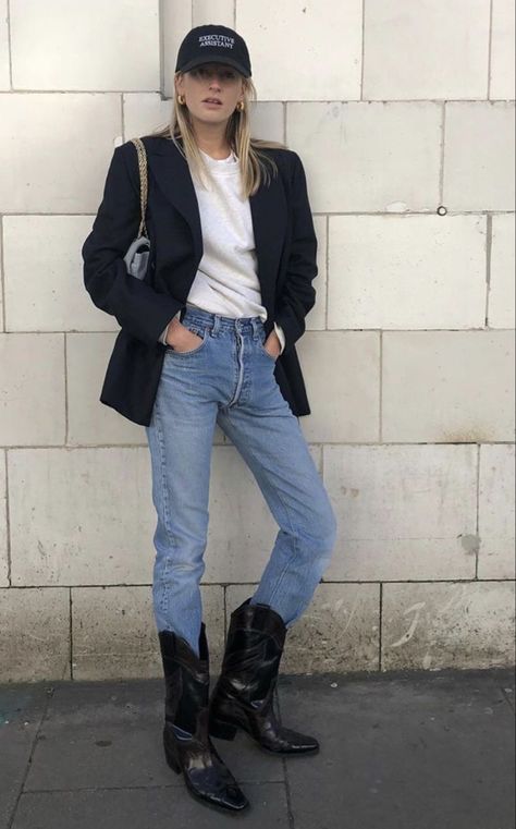 Black Cowboy Boots Outfit Winter, Cowboy Boots Outfit Winter, Minimal Chic Style Outfits, Black Cowboy Boots Outfit, Minimal Classic Style, Chic Style Outfits, Cowboy Boot Outfits, Western Boots Outfit, Minimal Chic Style