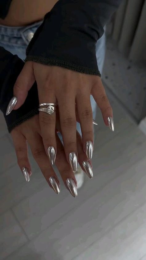 Nails And Rings, Chrome Nails Designs, Nagellack Trends, Metallic Nails, Silver Nails, Classy Nails, Funky Nails, Chic Nails, Dope Nails