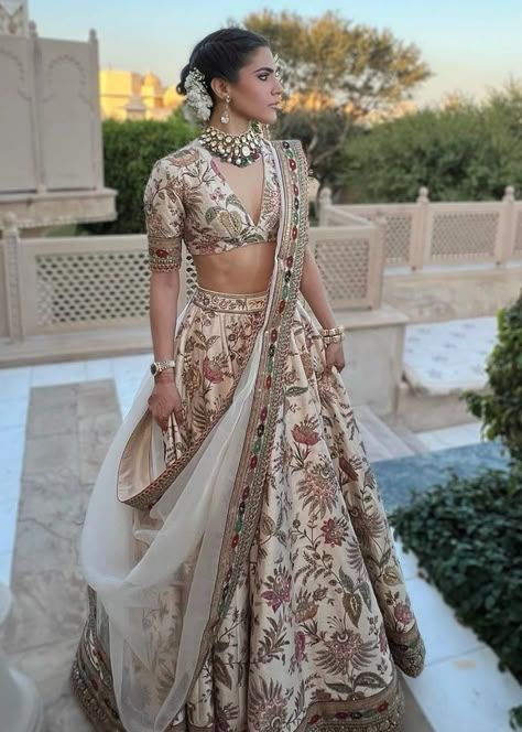 Unique Haldi Outfits For Bride, Mehandi Outfits, Dupatta Draping, Inai Pengantin, Latest Bridal Lehenga Designs, Indian Fits, Mehndi Outfits, Sabyasachi Lehenga, Latest Bridal Lehenga