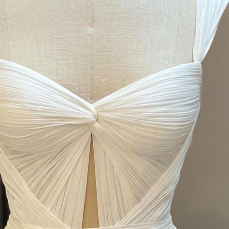 Tulle Draped Dress, Shell Wedding Dress, Drapping Dress Ideas, Tulle Draping, Wedding Dress Back, Draped Silk Dress, Draping Dress, Draped Wedding Dress, White Tulle Dress