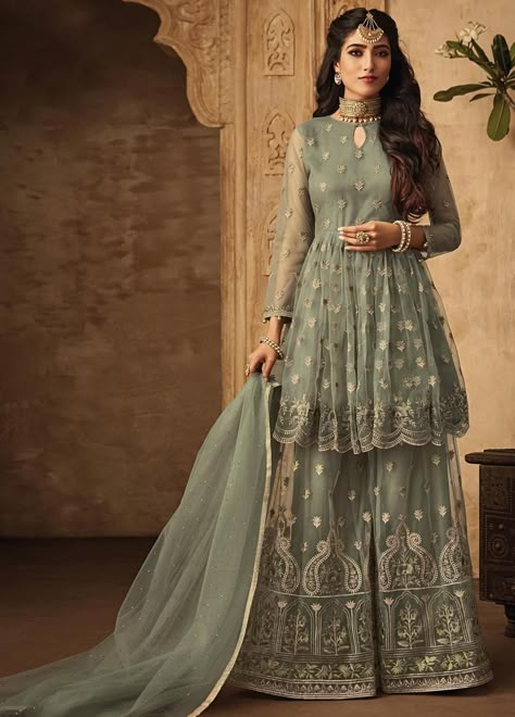 Garara Designs, Occasional Dresses, Mehendi Function, Boutique Suit, Fav Outfit, Embroidered Sharara, Sharara Designs, Desi Wedding Dresses, Pakistani Clothes