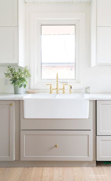 See how a designer transformed an outdated kitchen using IKEA cabinets customized by Semihandmade. Dapur Ikea, Outdated Kitchen, Model Dapur, Серая Кухня, Diy Kitchen Renovation, Ikea Cabinets, White Kitchen Design, Modern Farmhouse Kitchens, Kitchen Photos