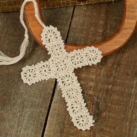 free crochet cross bookmarks - Yahoo Image Search Results Crocheted Cross, Prayer Shawl Crochet Pattern, Easy Crochet Bookmarks, Crochet Bookmarks Free Patterns, Cross Bookmark, Small Crochet Gifts, Bookmark Crochet, Scrap Yarn Crochet, Crochet Butterfly Pattern