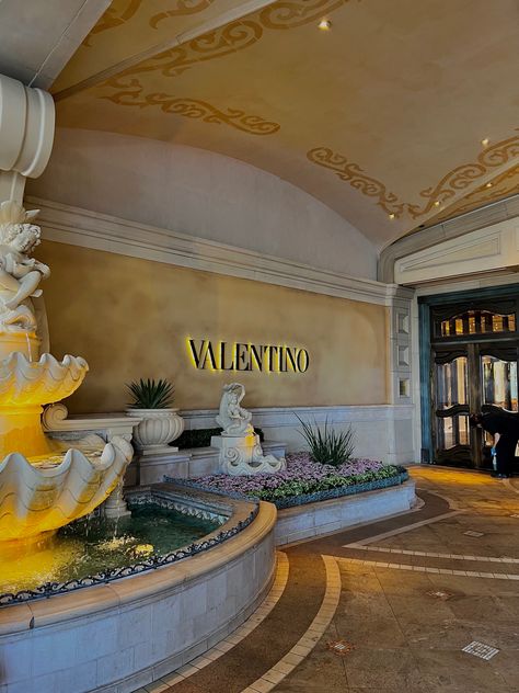 Travelling. Travel aesthetic. Las Vegas. Holiday. Sunshine. Vegas. Valentino. Luxury. Beige aesthetic. Rich. Casino. Vegas Luxury, Moving To Vegas, Las Vegas Lifestyle, Las Vegas Hotel, Aesthetic Las Vegas, Las Vegas Casino Aesthetic, Valentino Aesthetic, Las Vegas Rich Aesthetic, Christmas In Las Vegas