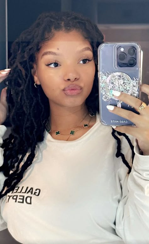 Halle Bailey Makeup, Hale Bailey, Halle Bailey Locs, Chloe And Halle Locs, Halle Bailey Hair, Hallie Bailey, Halle Bailey Aesthetic, Hailey Bailey, Chloe Halle