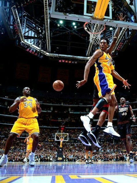 Shaq And Kobe, Basketball Pics, Nba Photos, Kobe Bryant Pictures, Nba Fashion, Basketball Photography, Nba Pictures, Basketball Uniforms, Basketball Pictures