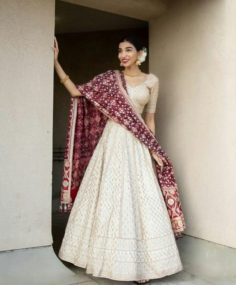 White Lehenga Choli With Contrast Dupatta, White Lakhnavi Chaniya Choli, White Ghagra Choli Simple, White Lehenga With Contrast Dupatta, White Chickenkari Lehenga, Off White Lehenga Combination, White Ghagra, White Chaniya Choli, Designer Dresses For Wedding