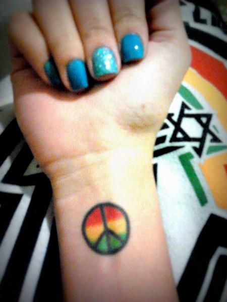 Reggae peace Rasta Tattoo, Bob Marley Tattoo, Peace Sign Tattoos, Little Bird Tattoos, Birthday Tattoo, Tattoos For Girls, Reggae Style, Pennywise The Clown, Trendy Tattoos