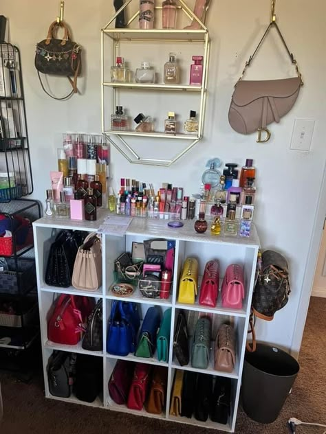 Heels Display Ideas Bedroom, Wallet Organization Closet, How To Display Purses In Bedroom, Miscellaneous Closet Organization, Display Purses In Closet, Simple Room Organization Ideas, Purse Closet Storage, Ways To Store Purses, Storage Shelf Organization