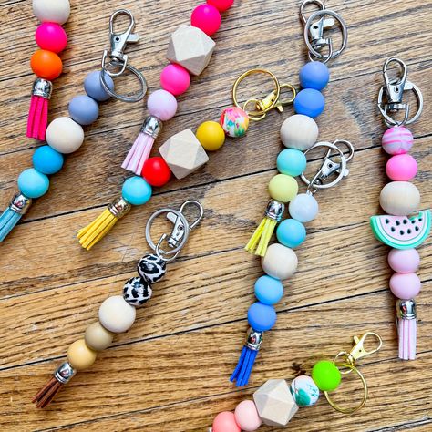 Silicone beaded wristlet and beaded keychains with keychain hardware. Making Silicone Bead Keychains, Big Bead Keychain, Wood Bead Diy Ideas, Making Beaded Keychains, Diy Silicone Keychain, Diy Key Wristlet, Diy Silicone Beads, Silicone Lanyard Diy, Fabric Wristlet Keychain Diy