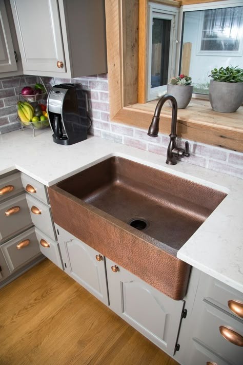 Copper Kitchen Sink Farmhouse, Best Kitchen Sinks, Copper Kitchen Sink, Farmhouse Kitchen Sink, Kitchen Sink Design, Refacing Kitchen Cabinets, Comfortable Kitchen, New Kitchen Cabinets, Farmhouse Sink Kitchen