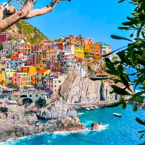 Sauce Pesto, Italian Beaches, Beach Village, Colorful Houses, Italian Riviera, Italian Village, Seaside Village, Italy Aesthetic, Dream Travel Destinations