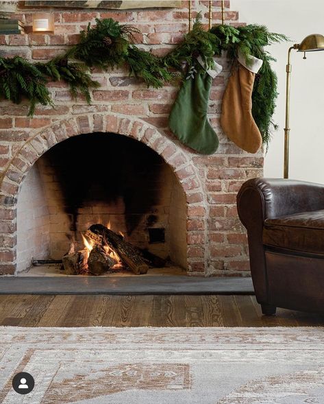 Joanna Gaines Fireplace, Cottage Core Living Room, Joanna Gaines Farmhouse, Fireplace Mantel Designs, Painted Brick Fireplaces, Interior Brick, Brick Fireplace Makeover, Fireplace Mantle Decor, Old Fireplace