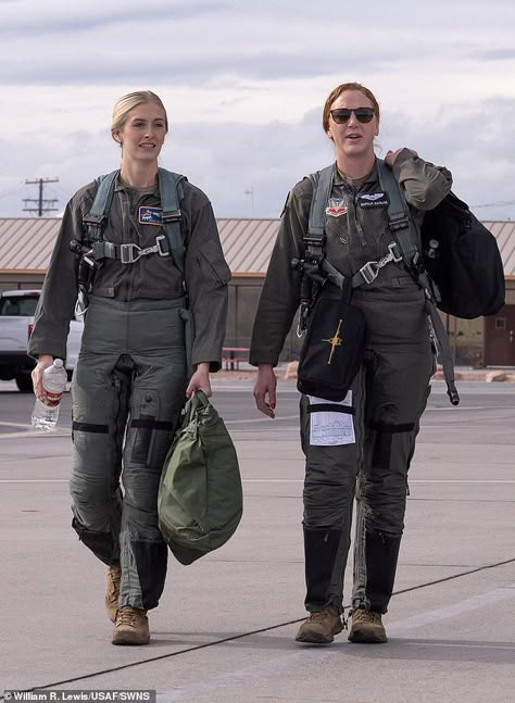 Us Navy Women, Air Force Pictures, Military Inspired Outfit, Force Pictures, Air Force Uniforms, Nellis Air Force Base, Air Force Women, Female Pilots, Fort Smith Arkansas